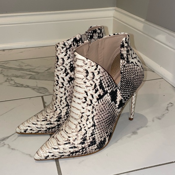 Shoes - Steve Madden Snakeskin booties